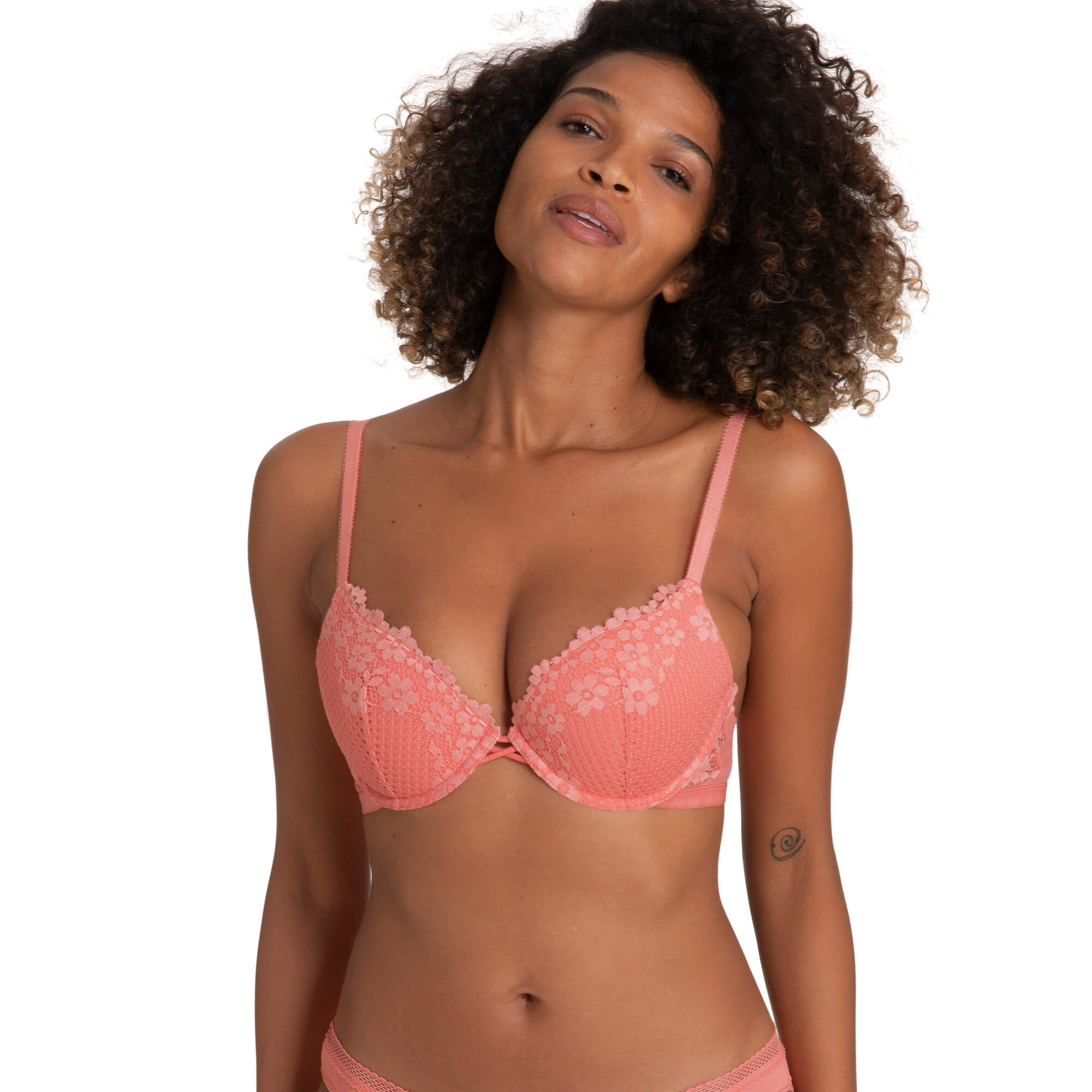 ciemnoskóra kobieta w biustonoszu marki dorina model claire