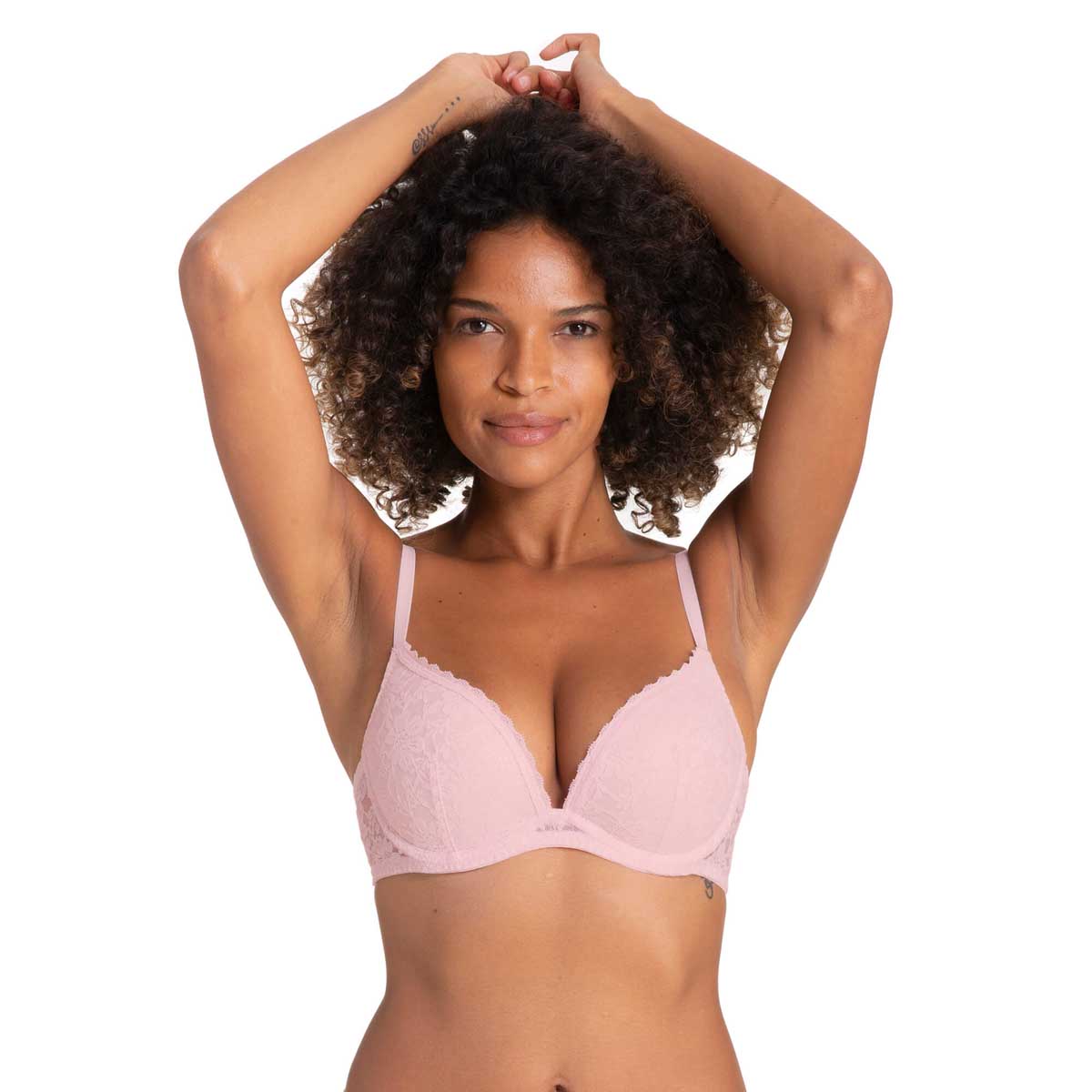 ciemnoskóra kobieta w biustonoszu marki dorina model claire