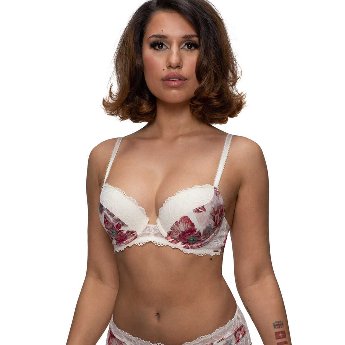 ciemnoskóra kobieta w biustonoszu marki dorina model claire