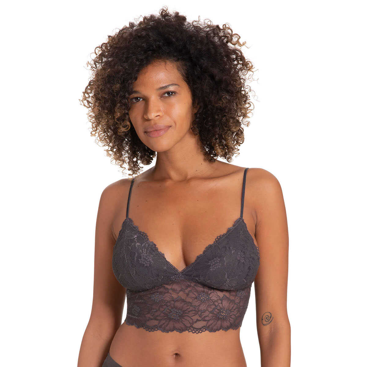 ciemnoskóra kobieta w biustonoszu marki dorina model claire