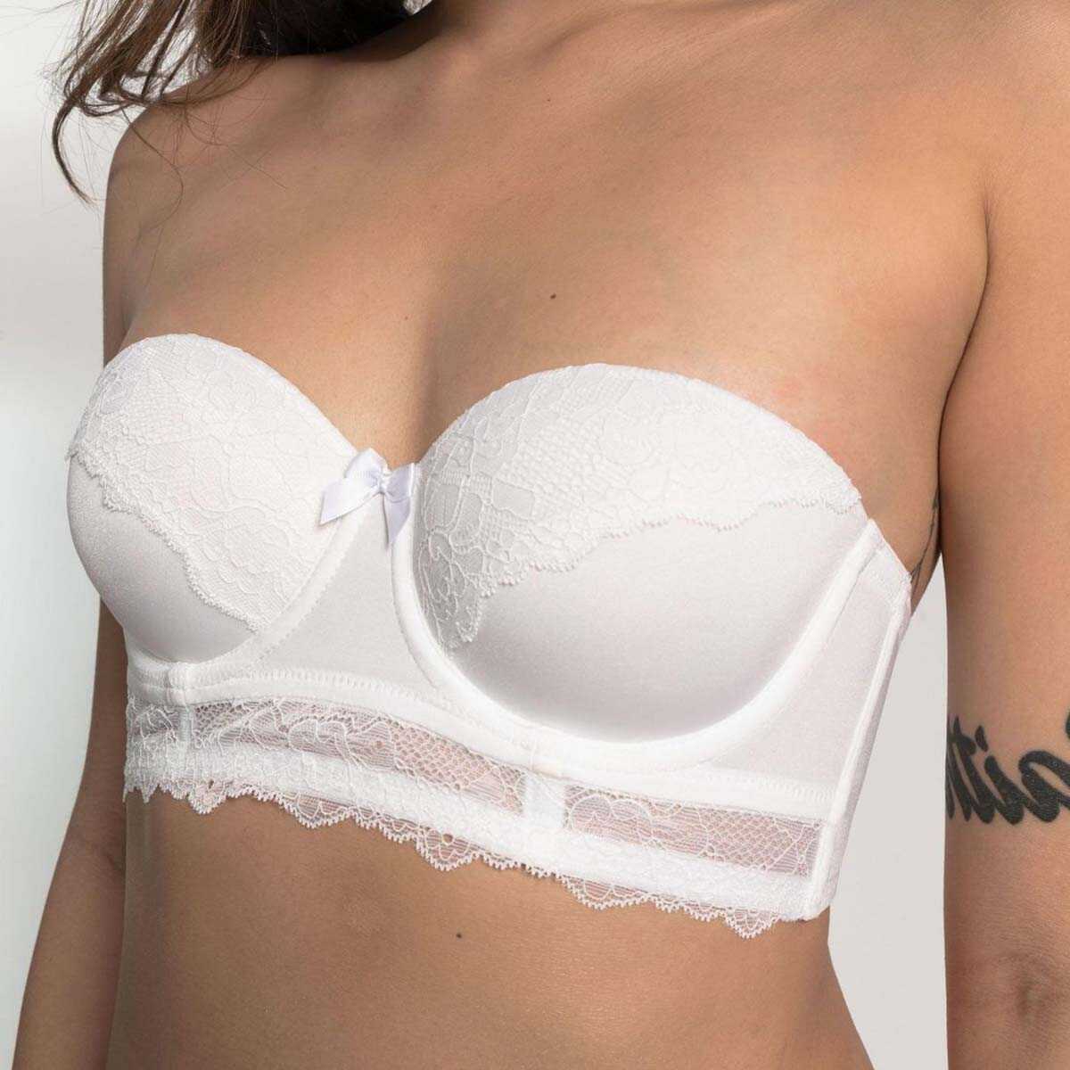 ciemnoskóra kobieta w biustonoszu marki dorina model claire